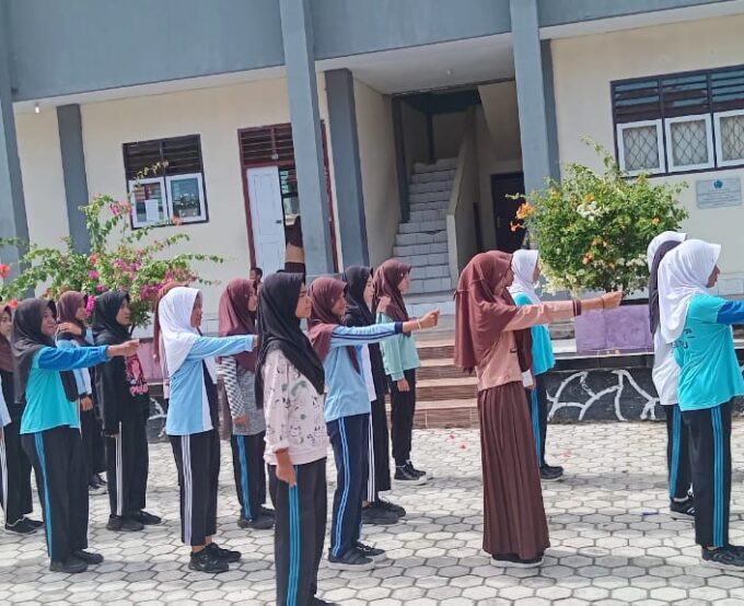 Latihan Baris Berbaris Siswa SMPN 1 Buru