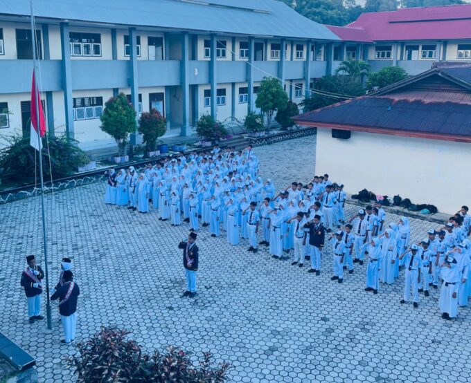 SMP Negeri 1 Buru Kembali Aktif Usai Libur Lebaran dengan Upacara Bendera