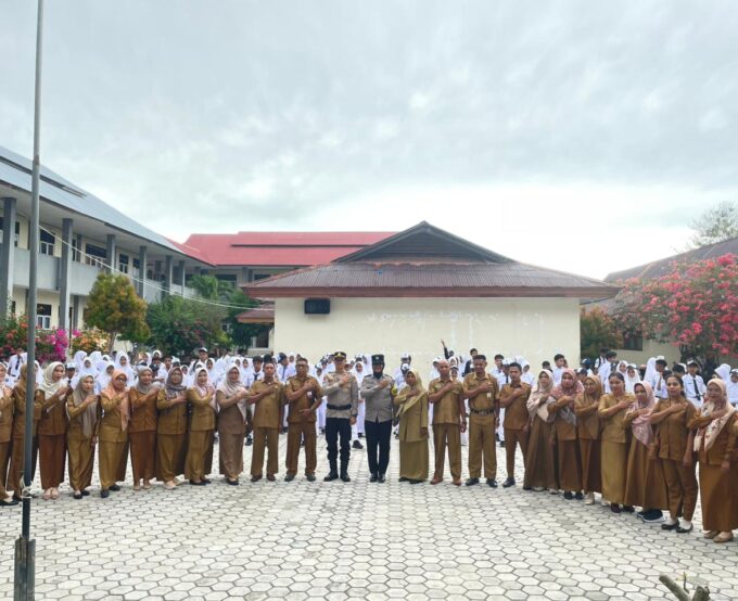 Upacara Bendera di SMP Negeri 1 Buru Berlangsung Spesial dengan Kehadiran Kapolsek Namlea Selaku Pembina (Inspektur) Upacara