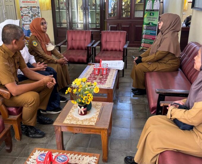 Forum Anak Buru dan Disdukcapil Tingkatkan Kepemilikan Kartu Identitas Anak Melalui Pelayanan Jemput Bola di Sekolah   