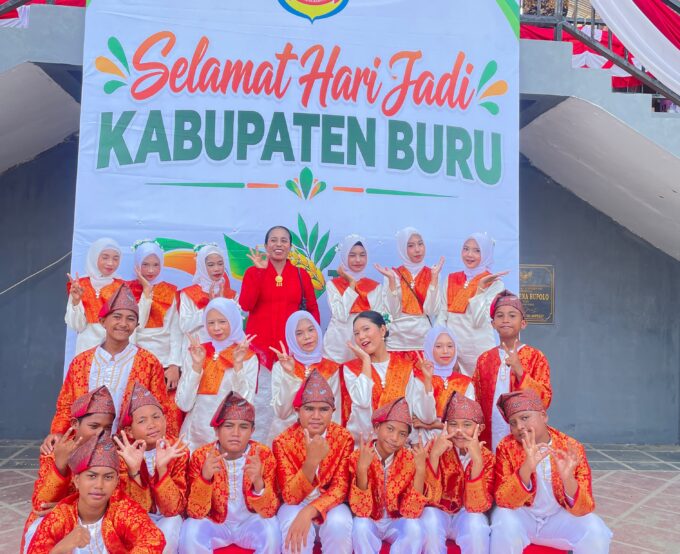 Tari Sawat SMP Negeri 1 Buru Turut Meriahkan Upacara HUT Kabupaten Buru ke-27 Tahun 2026