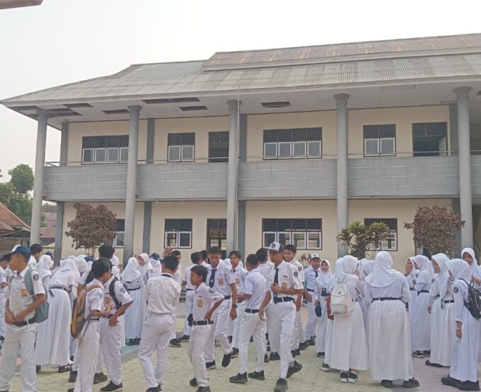 SMP Negeri 1 Buru Kembali Bersekolah Setelah Libur Akibat Kabut Asap